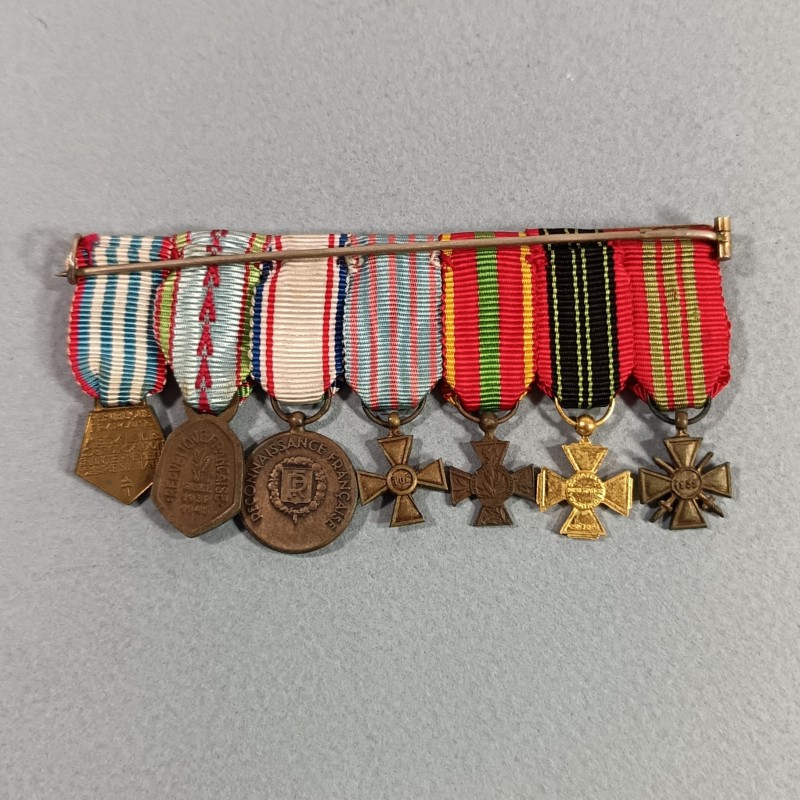 FRANCE BARRETTE DE 7 REDUCTIONS DES MEDAILLES MILITAIRES D'UN ANCIEN DE LA SECONDE GUERRE RESISTANT EVADE